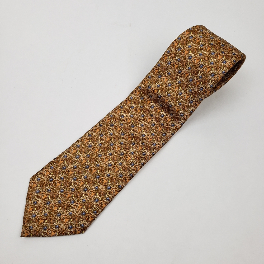 Met golden silk necktie